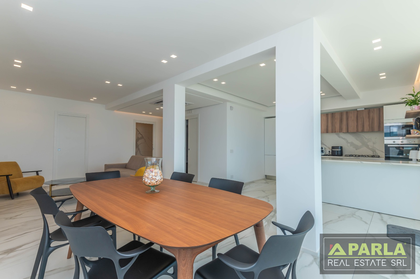 Living and dining layout